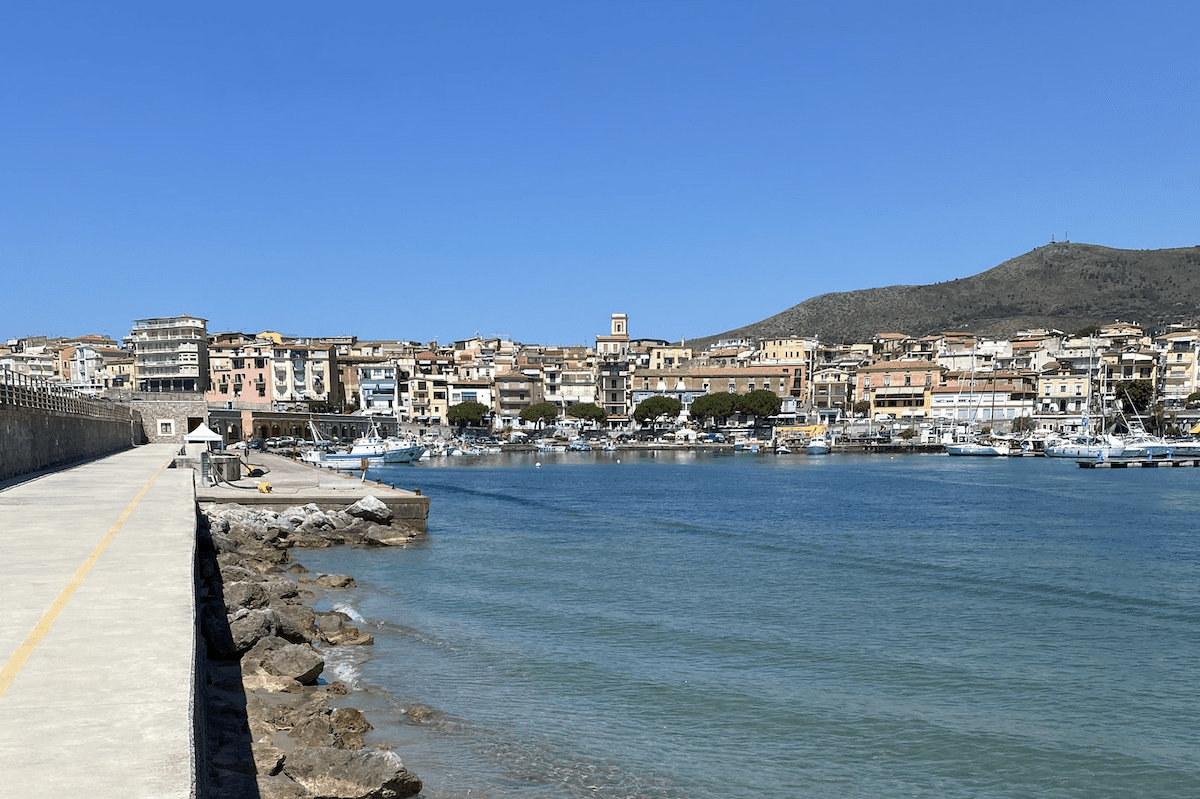 Covid, a Marina di Camerota sindaco chiude scuole e palazzetto