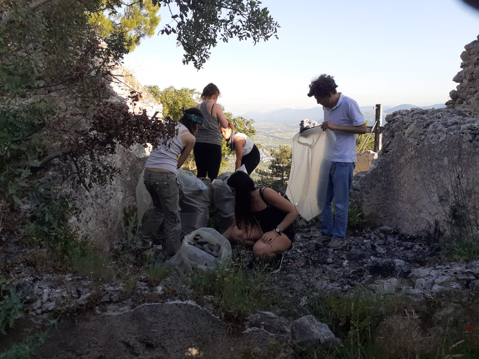 Giovani volontari ripuliscono centro storico di Sala Consilina, scoperti rifiuti anche sotterrati