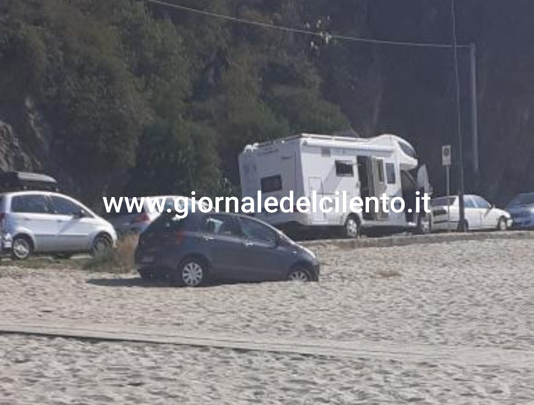 Marina di Camerota, sbaglia manovra: auto finisce in spiaggia