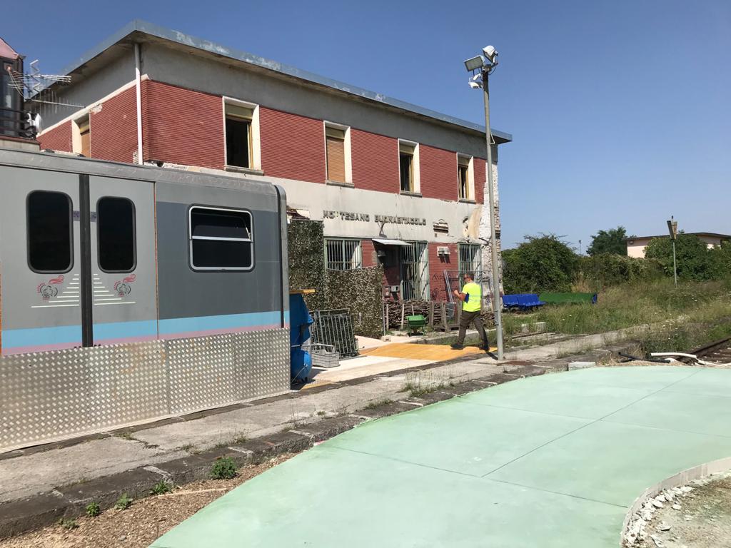 Asfalto sui binari, stazione ferroviaria Montesano-Buonabitacolo «devastata»