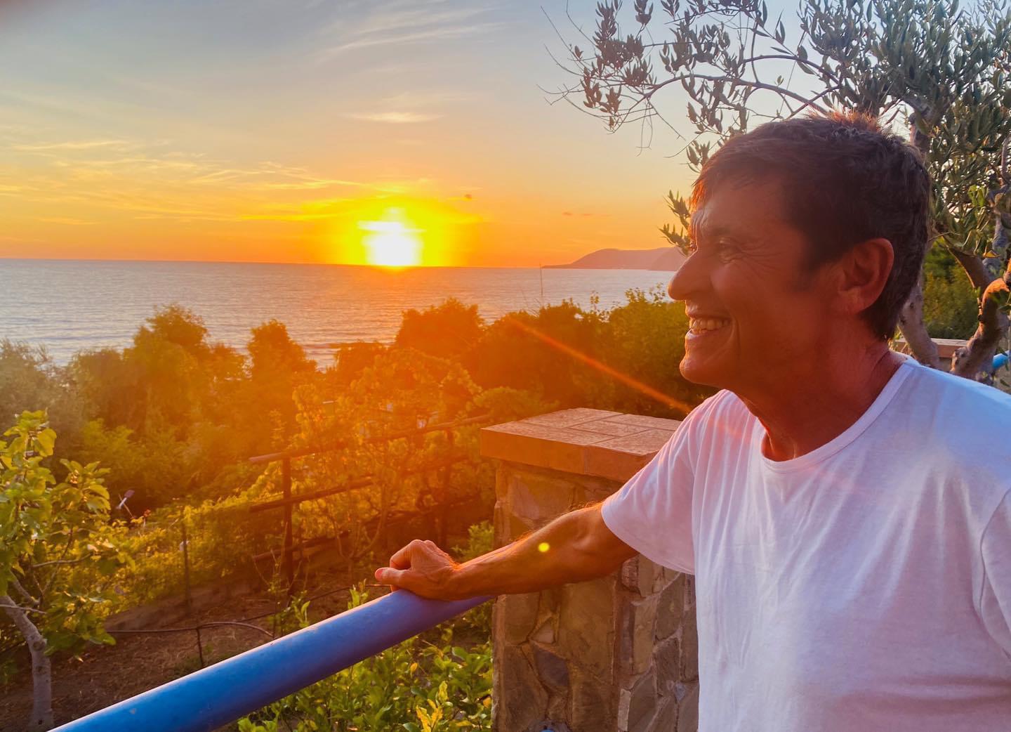 Gianni Morandi torna nel Cilento: il selfie al tramonto da Acciaroli