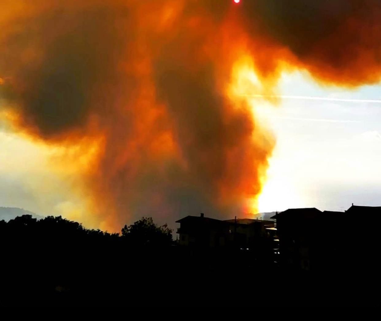 Fiamme e vento, incendio a Centola: soccorsi sul posto