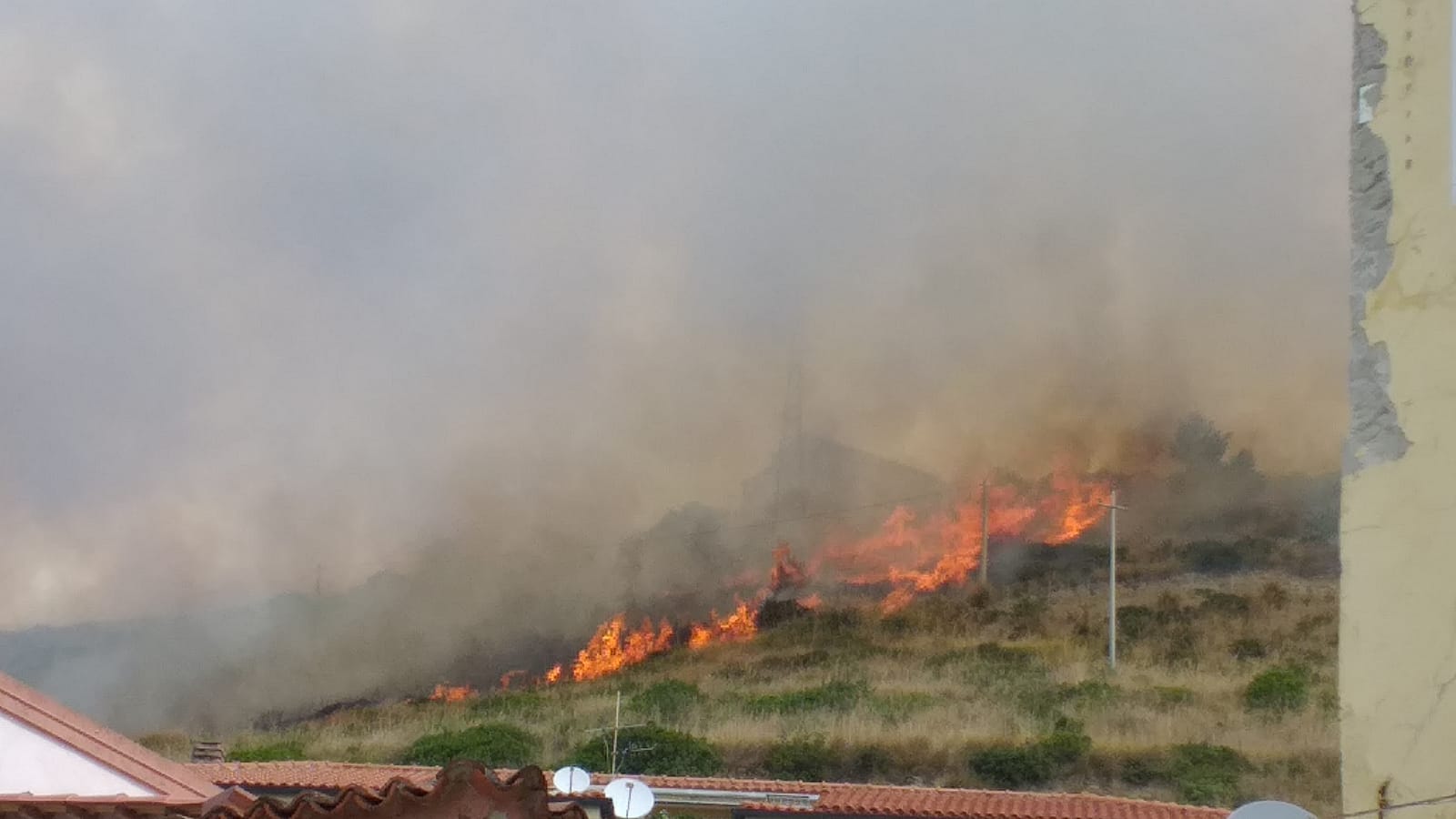 Agnone Cilento, fiamme minacciano abitazioni: soccorsi sul posto