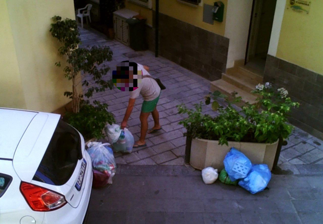 Lotta ai furbetti dei rifiuti, a Camerota foto-trappole incastrano 13 persone