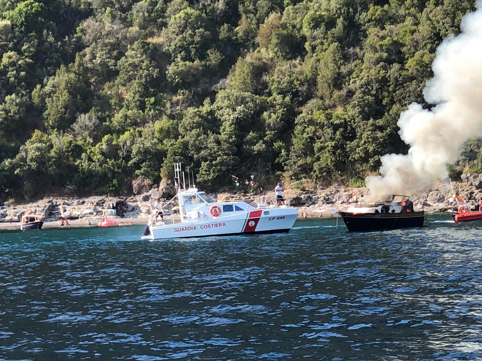 Scario, imbarcazione in fiamme a punta Molara: occupanti salvi