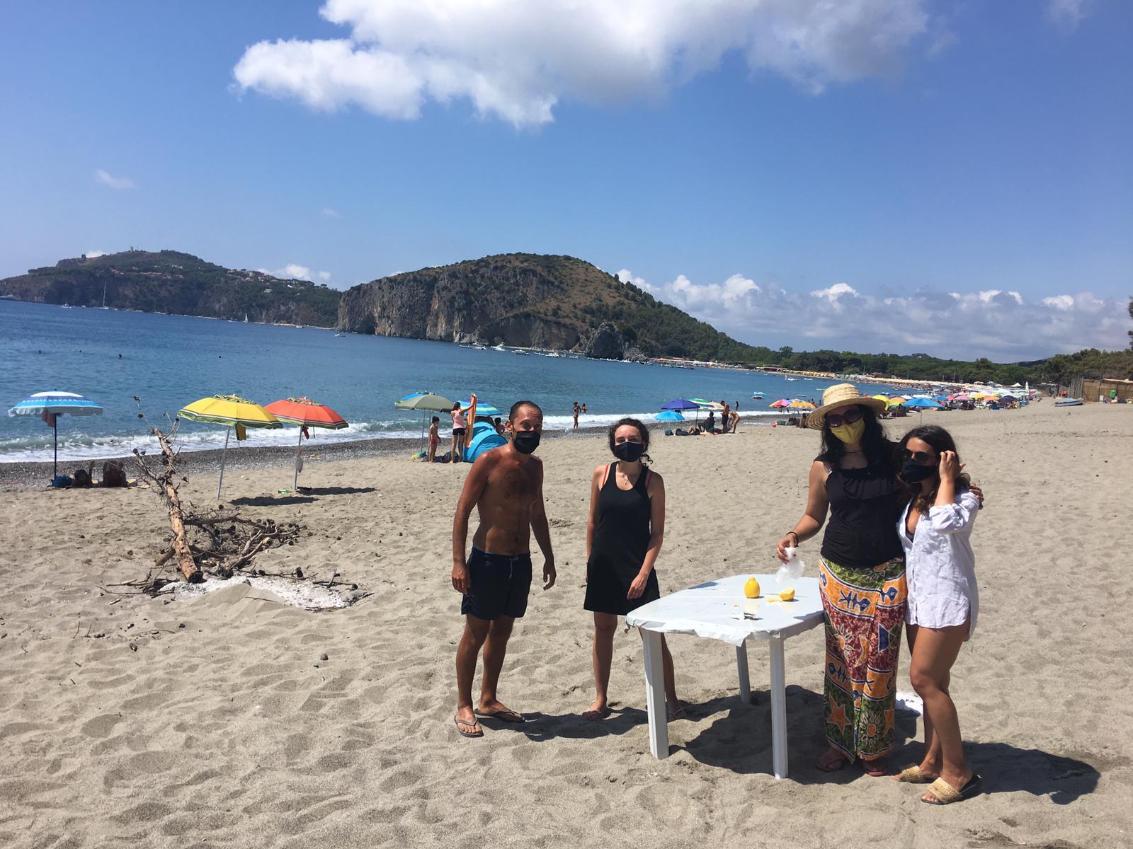 Camerota, scempio in spiaggia: spazzatura e degrado dopo faló