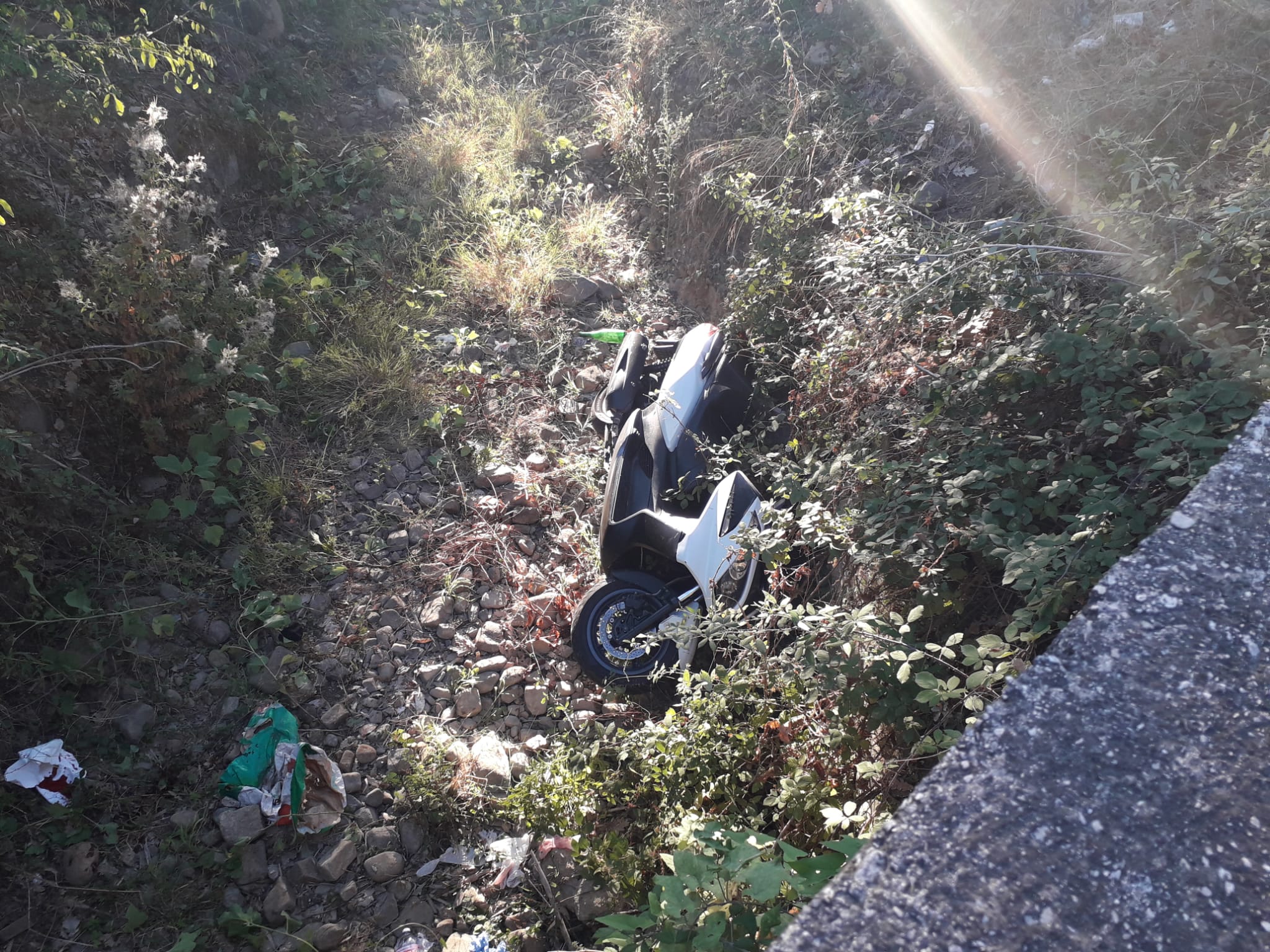 Castellabate, finisce con lo scooter in una scarpata: ferito 20enne