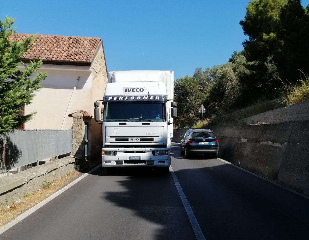 Castellabate, autoarticolato in panne: traffico in tilt