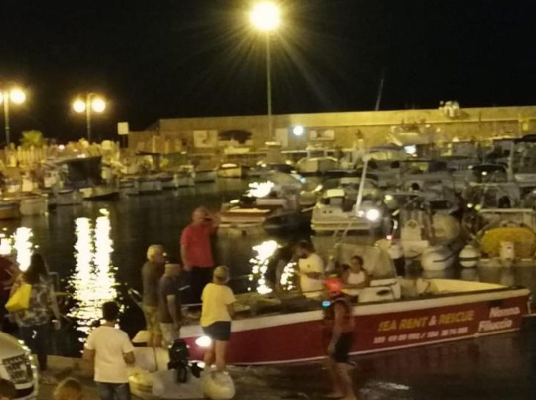 Cilento, la barca si incaglia e inizia a imbarcare acqua: occupanti soccorsi