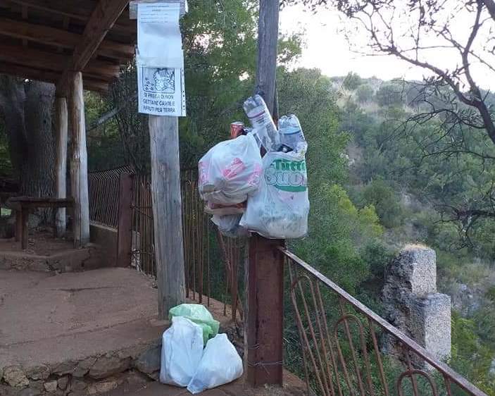 Camerota, volontari ripuliscono Baia Infreschi dai rifiuti di Ferragosto