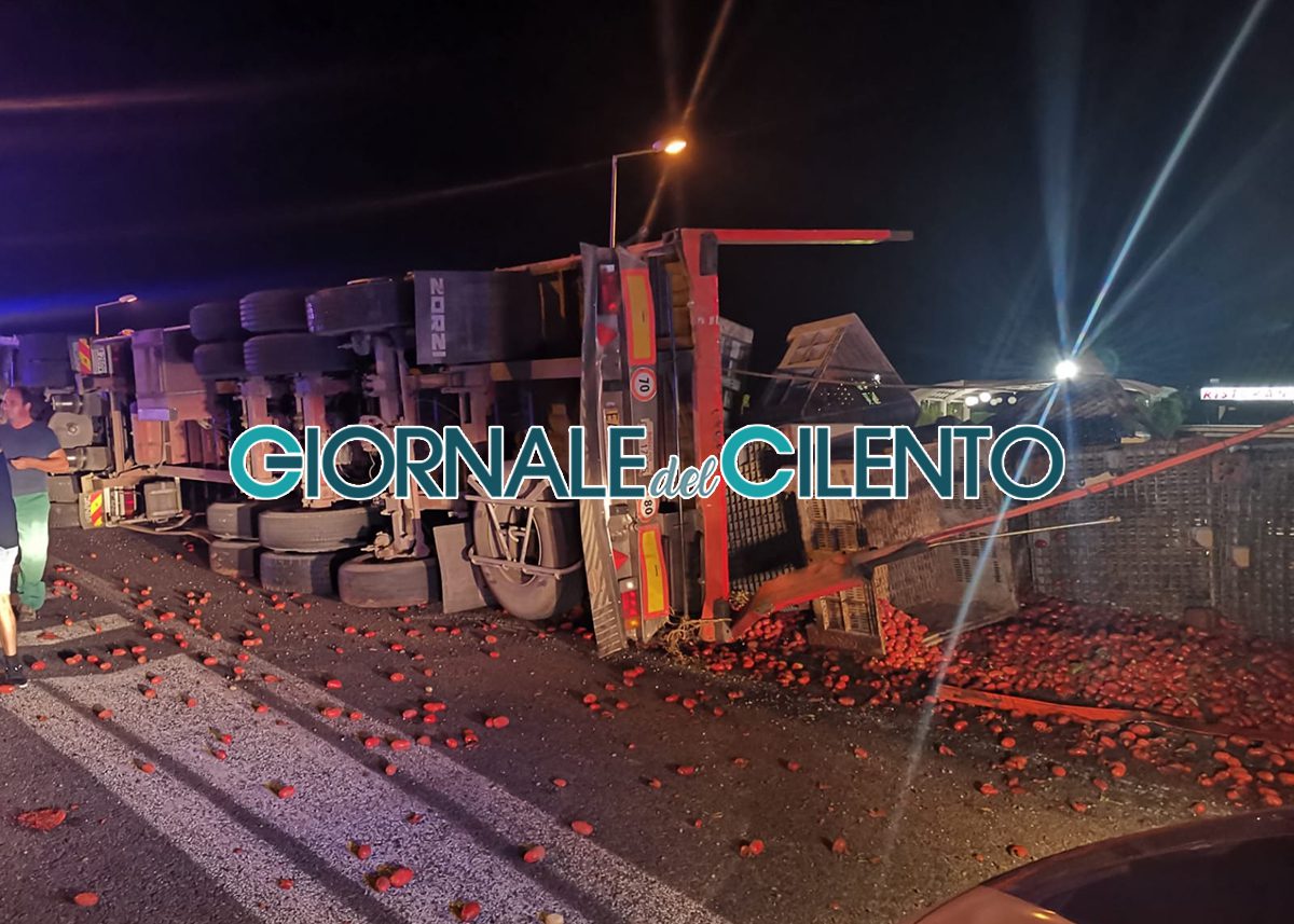 Sicignano degli Alburni, camion carico di pomodori si ribalta: un ferito