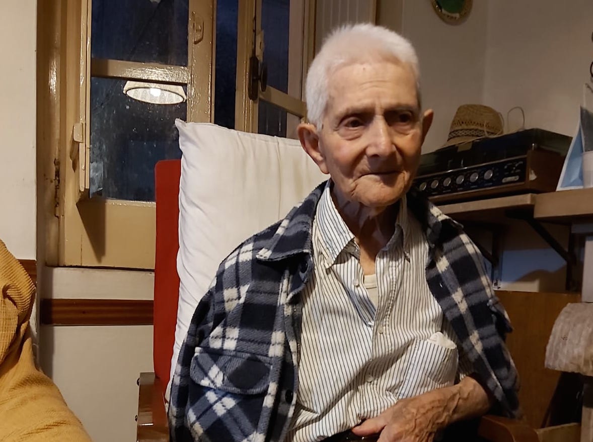 Tortorella, nonno Domenico compie 100 anni: ogni giorno  passeggia nell’orto