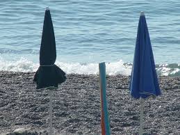 Agnone Cilento, blitz sulle spiagge: sequestrati oltre 100 ombrelloni