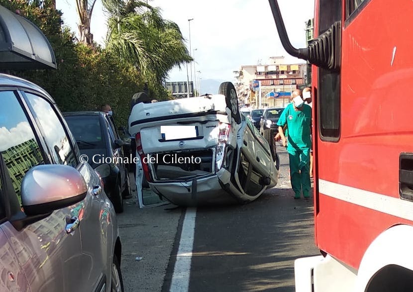 Incidente stradale a Battipaglia, camion contro auto: tre feriti