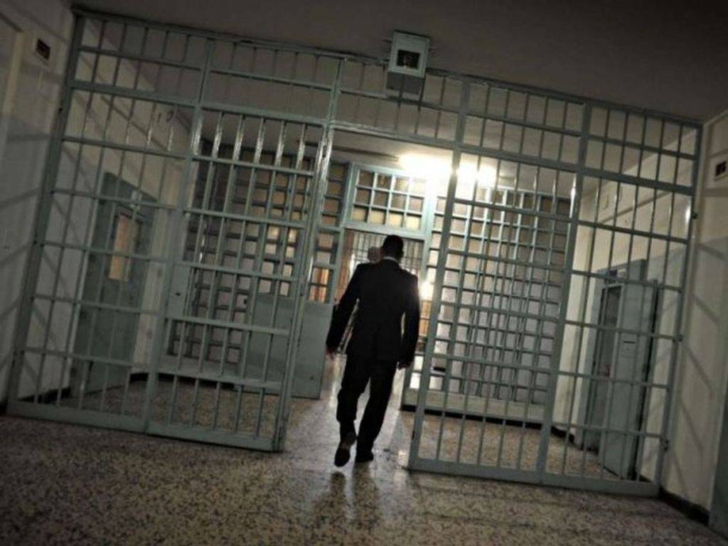 Detenuto si ferisce per scappare dal carcere di Vallo della Lucania: 30enne bloccato dagli agenti