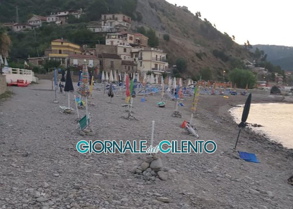 Montecorice, maxi sequestro di ombrelloni e sedie in spiaggia