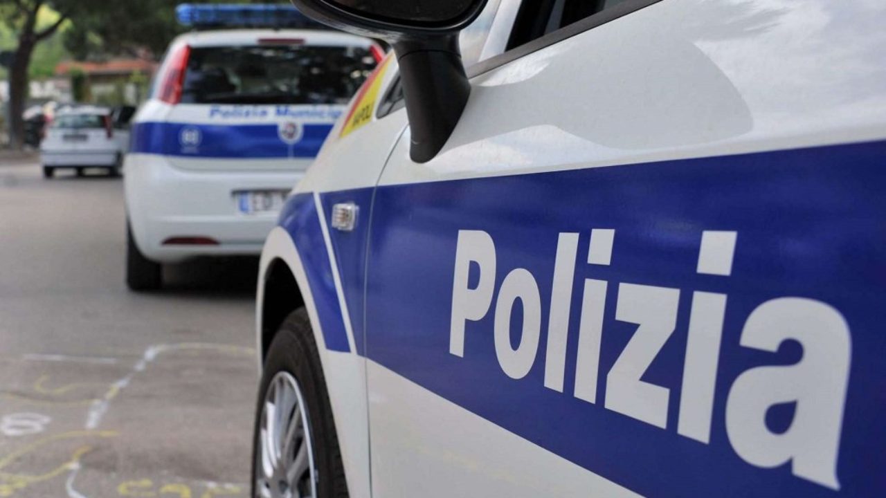 Caos in centro a Polla, paziente psichiatrico aggredisce un vigile