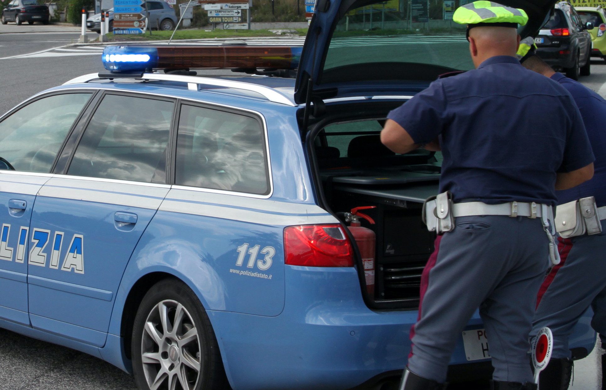 Scende dall’auto dopo incidente: 25enne muore investito