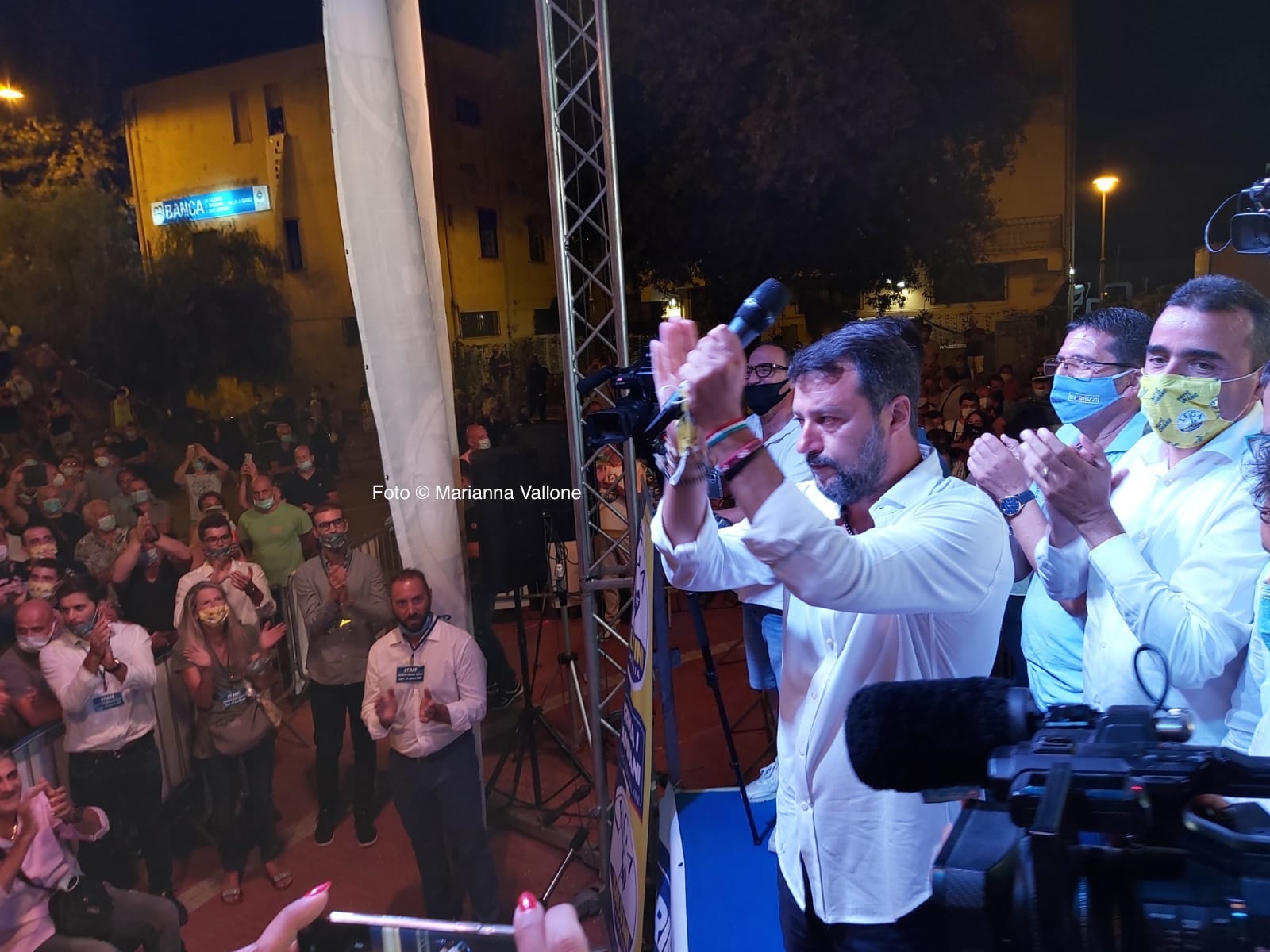 Cartelli e striscioni contro Salvini a Sapri, ma folla e pioggia di selfie col leader
