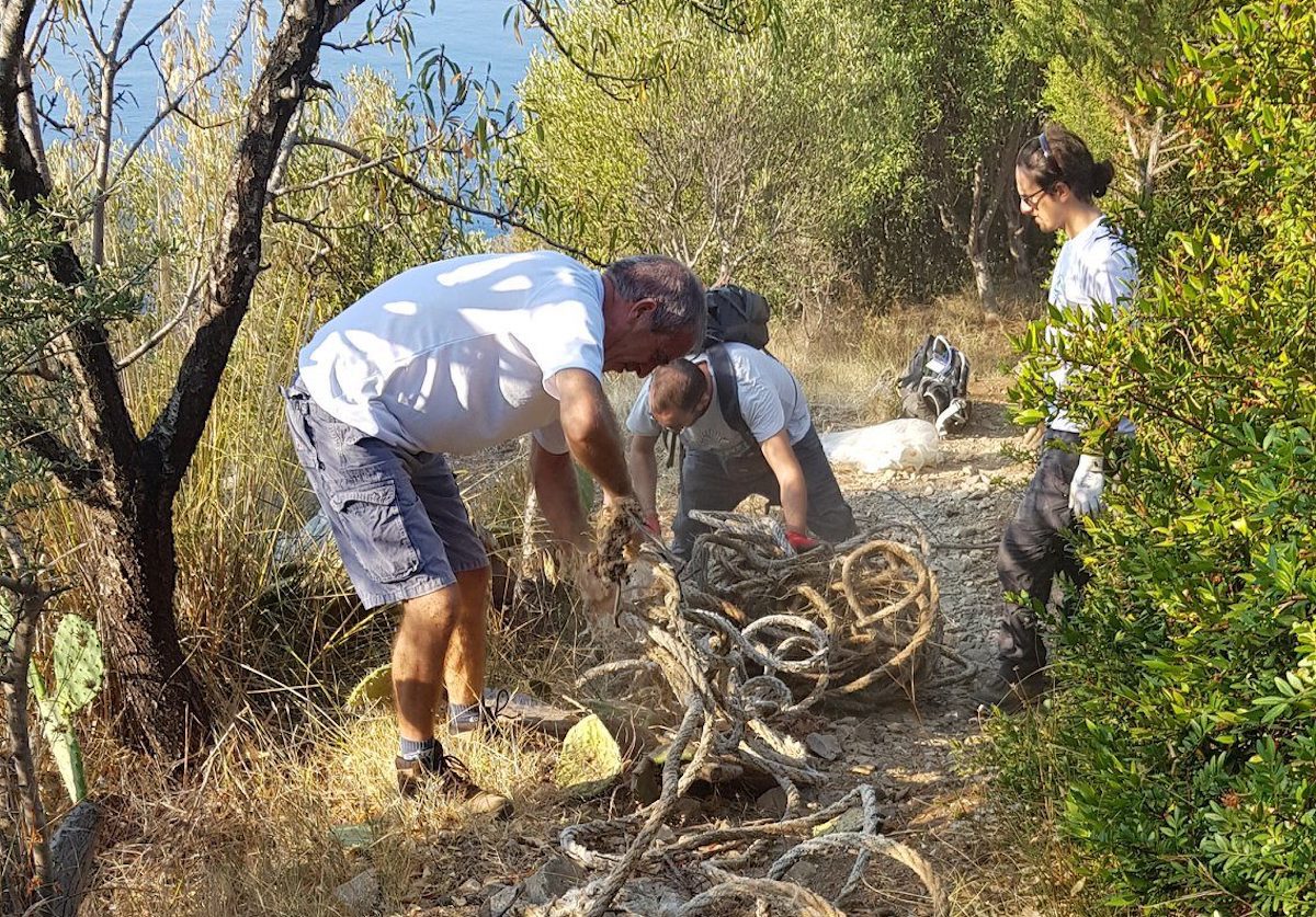 Camerota: volontari ripuliscono il sentiero di Baia Infreschi