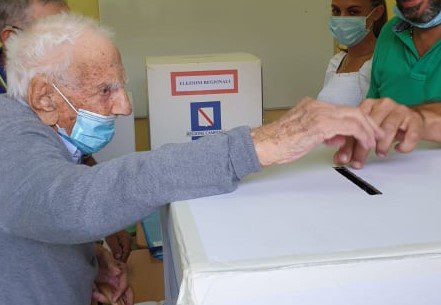 Cilento, nonno Felice al seggio per votare: ha 106 anni