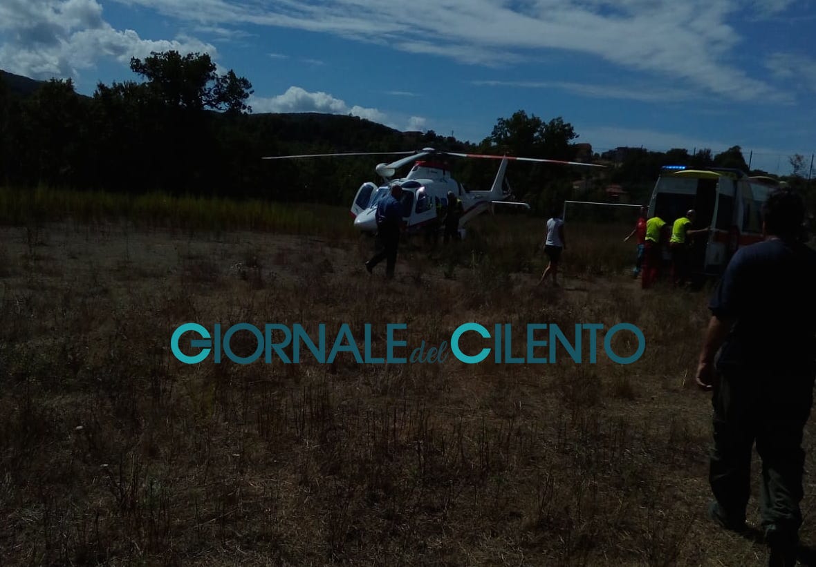 Cilento, incastrato due giorni sotto il trattore: salvato dai vigili del fuoco