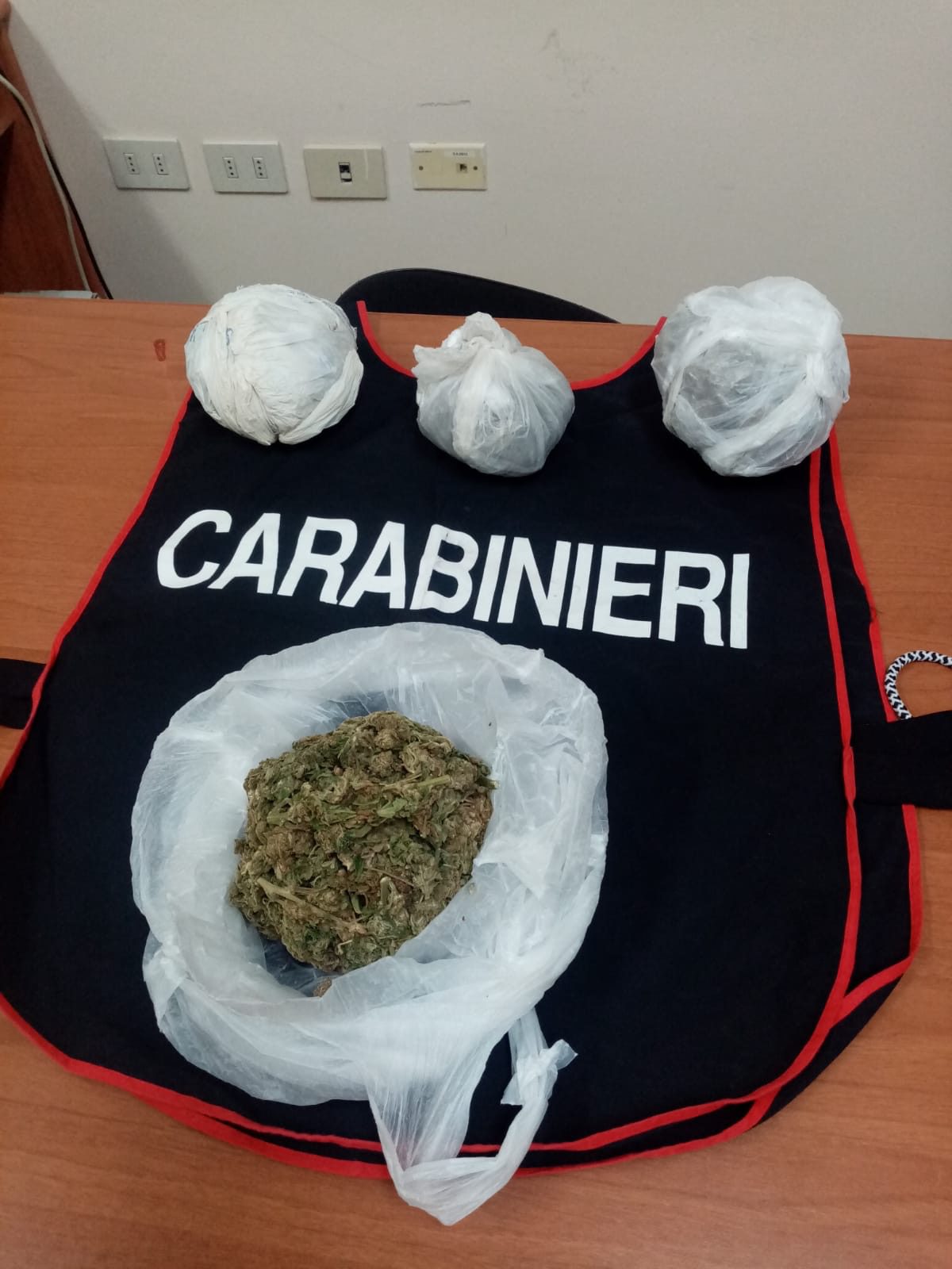 Sapri, nasconde zaino con la droga: 19enne arrestato