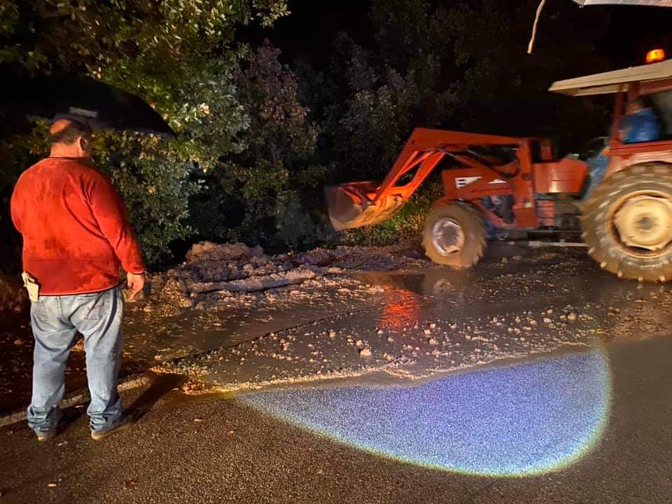 Maltempo, danni e disagi nel Vallo di Diano: crolla muro impianto sportivo