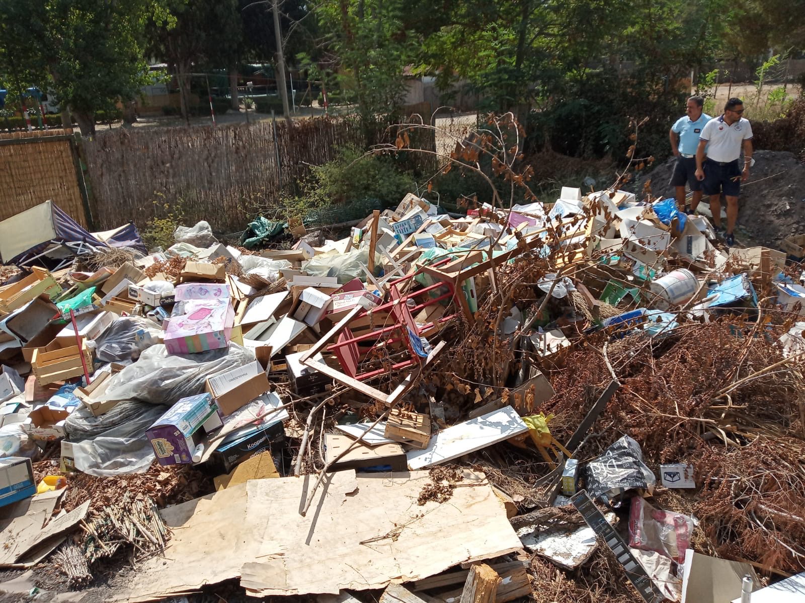 Camerota, voragine nel terreno piena di rifiuti: blitz in struttura turistica