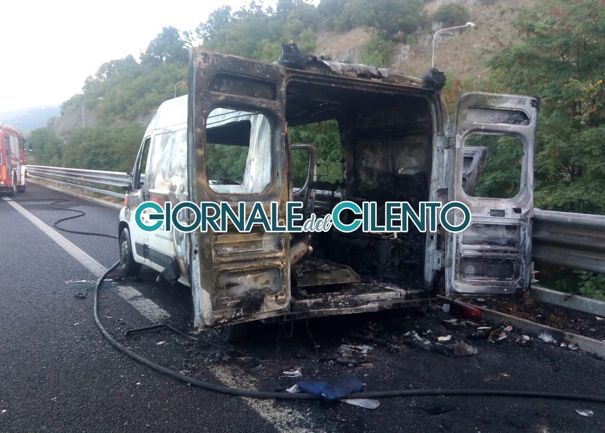 Sala Consilina, ambulanza in fiamme: salvo paziente a bordo
