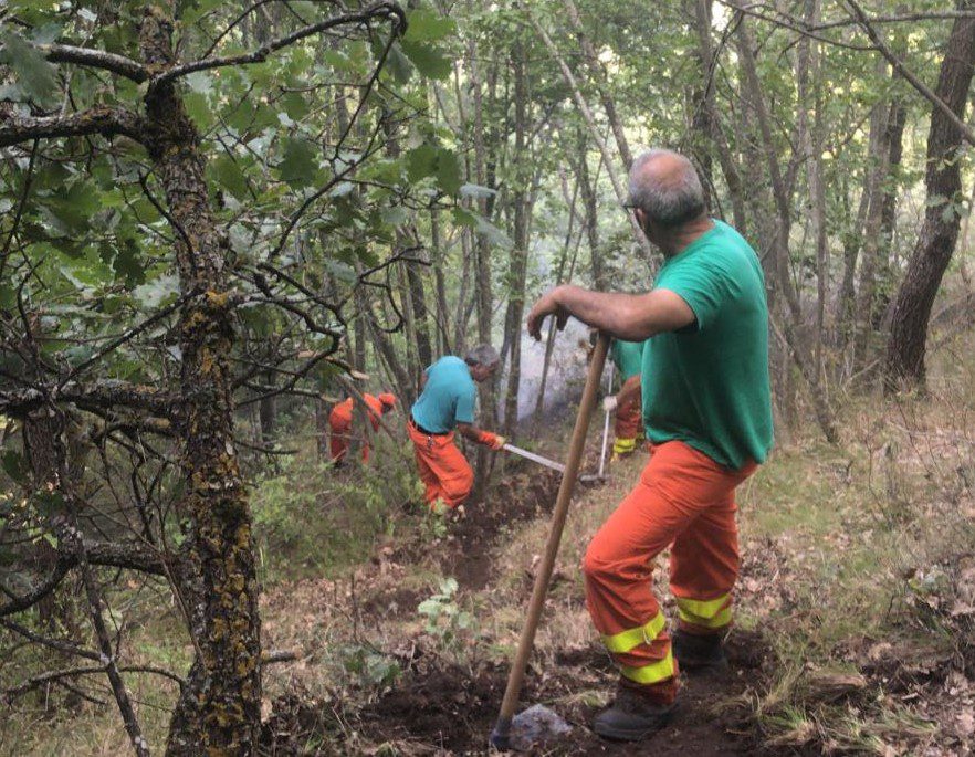 Incendio tra Atena Lucana e Sala Consilina, uomini ancora a lavoro per spegnere le fiamme