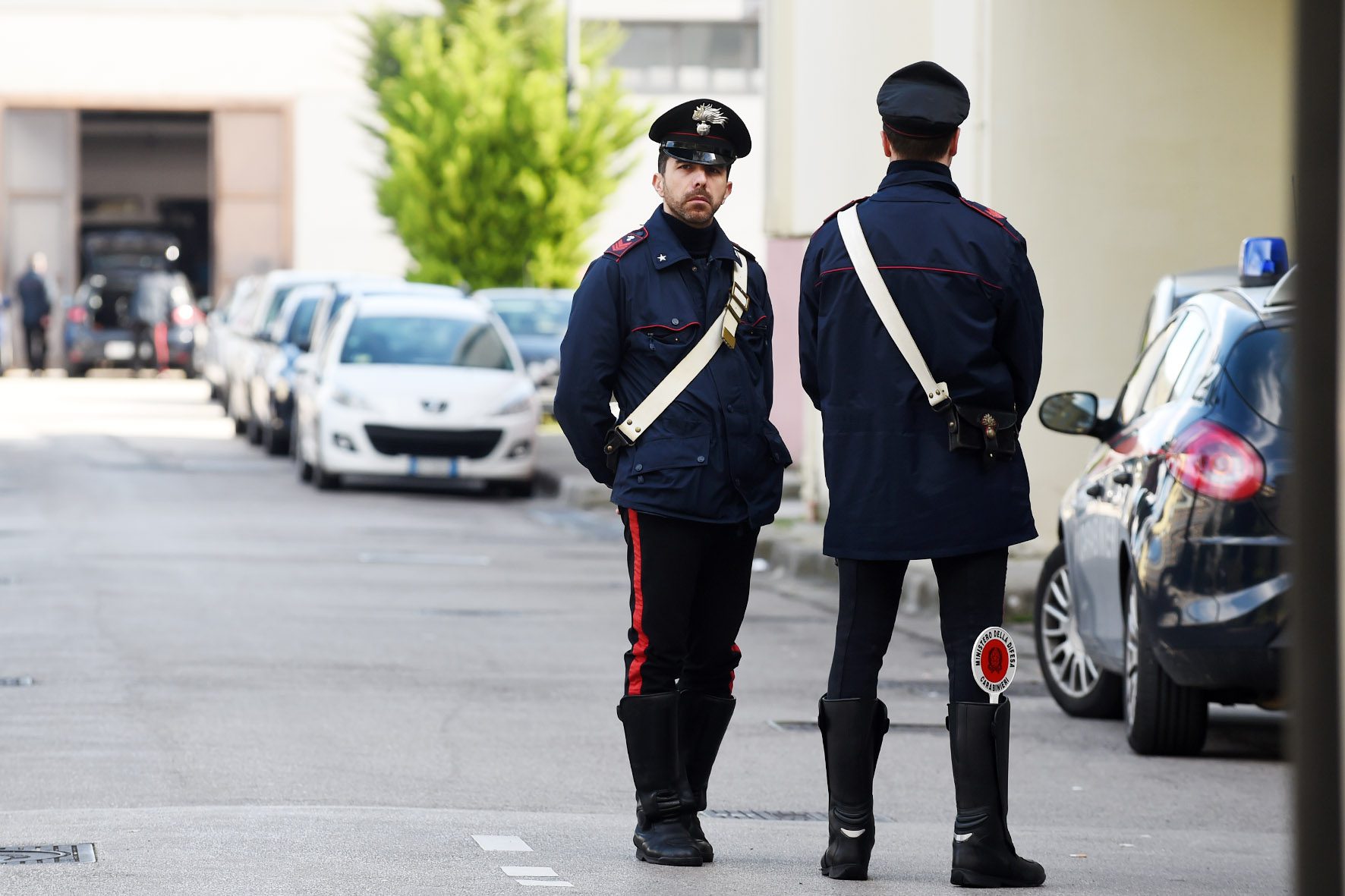 Cilento: ruba auto e sperona mezzi in coda. Panico al market, poi le manette