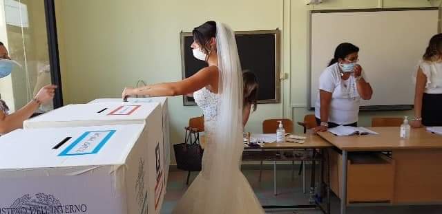 Prima si sposa e poi, in abito nuziale, va a votare: la curiosità da Sassano