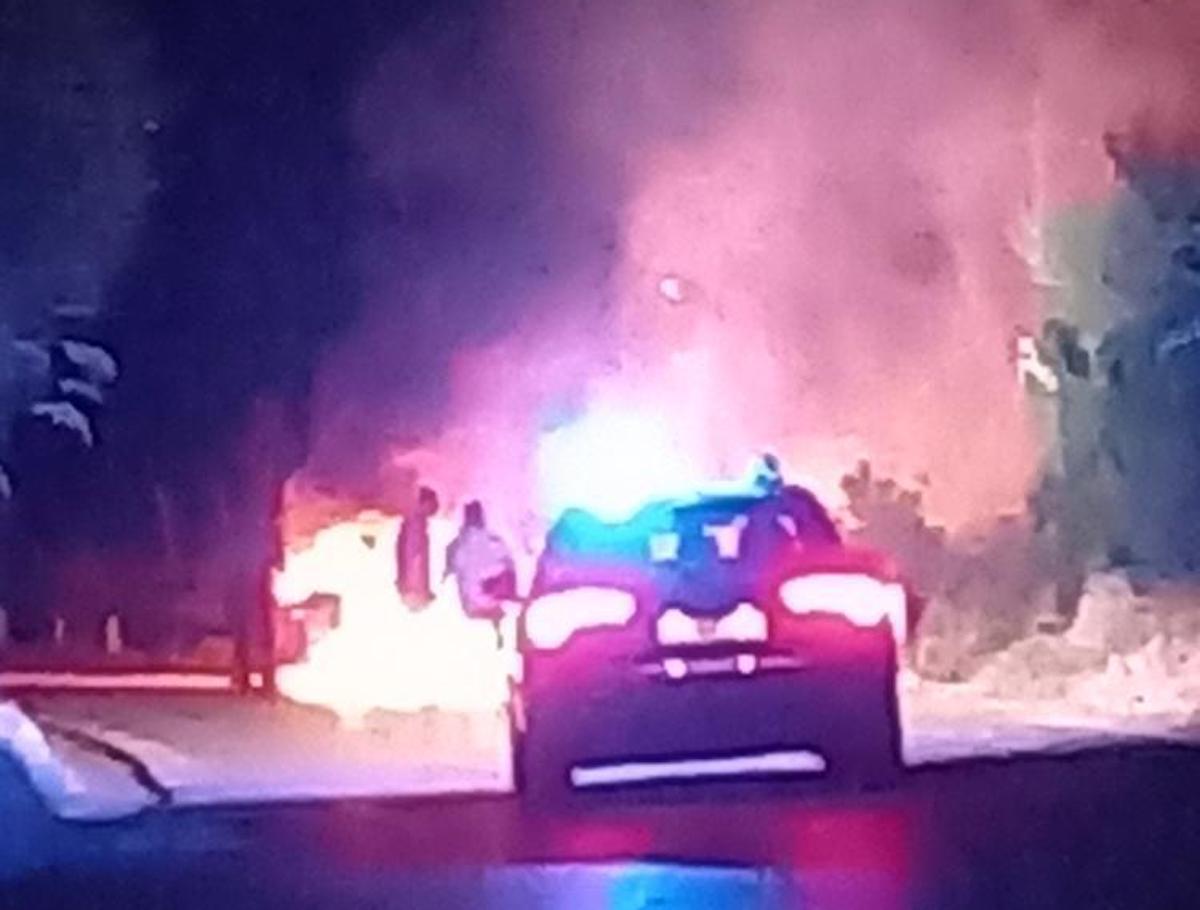 Cilento, auto in fiamme: vigile salva famiglia