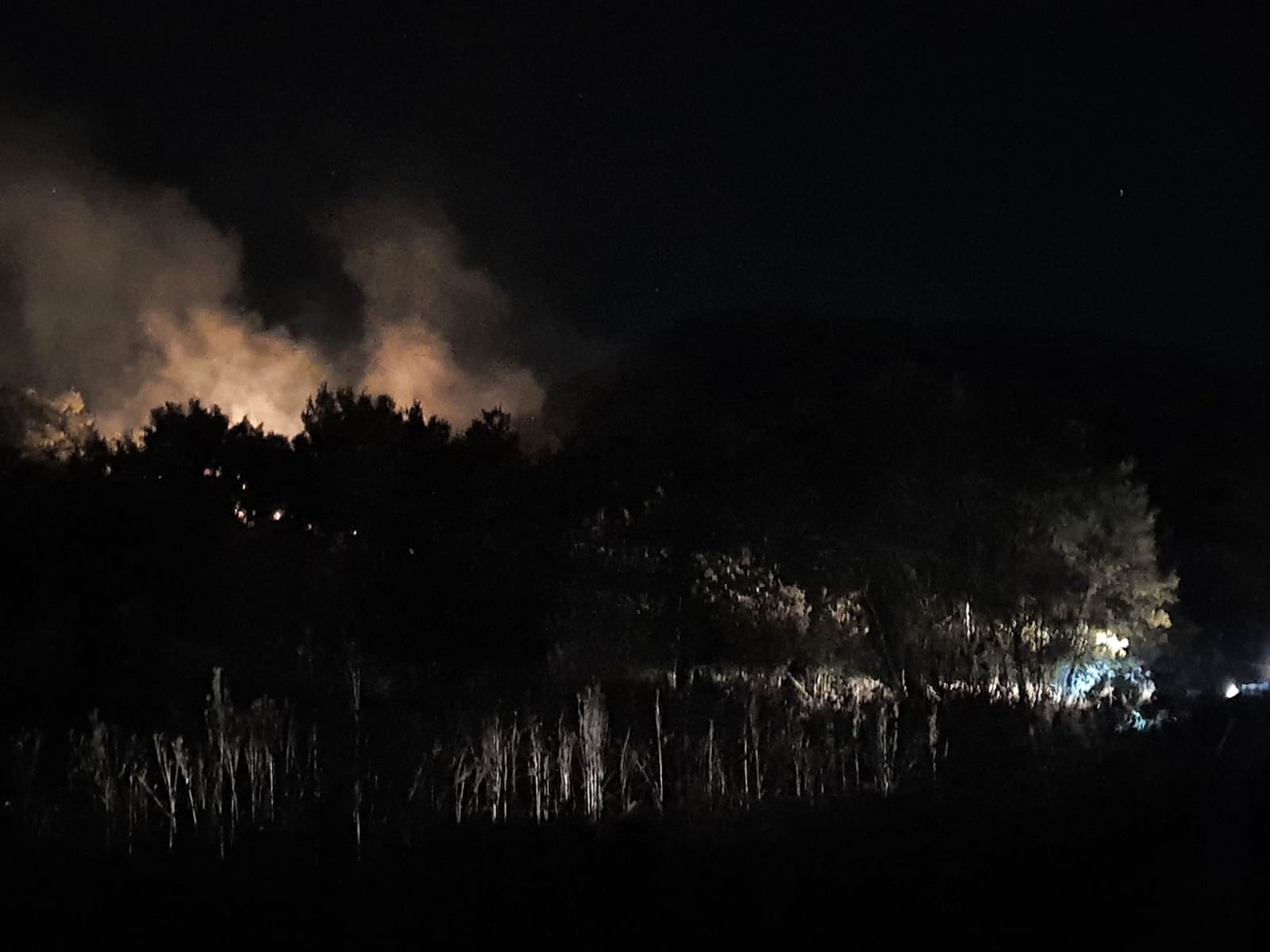 Polla, per la quarta volta brucia la collina alle spalle del cimitero