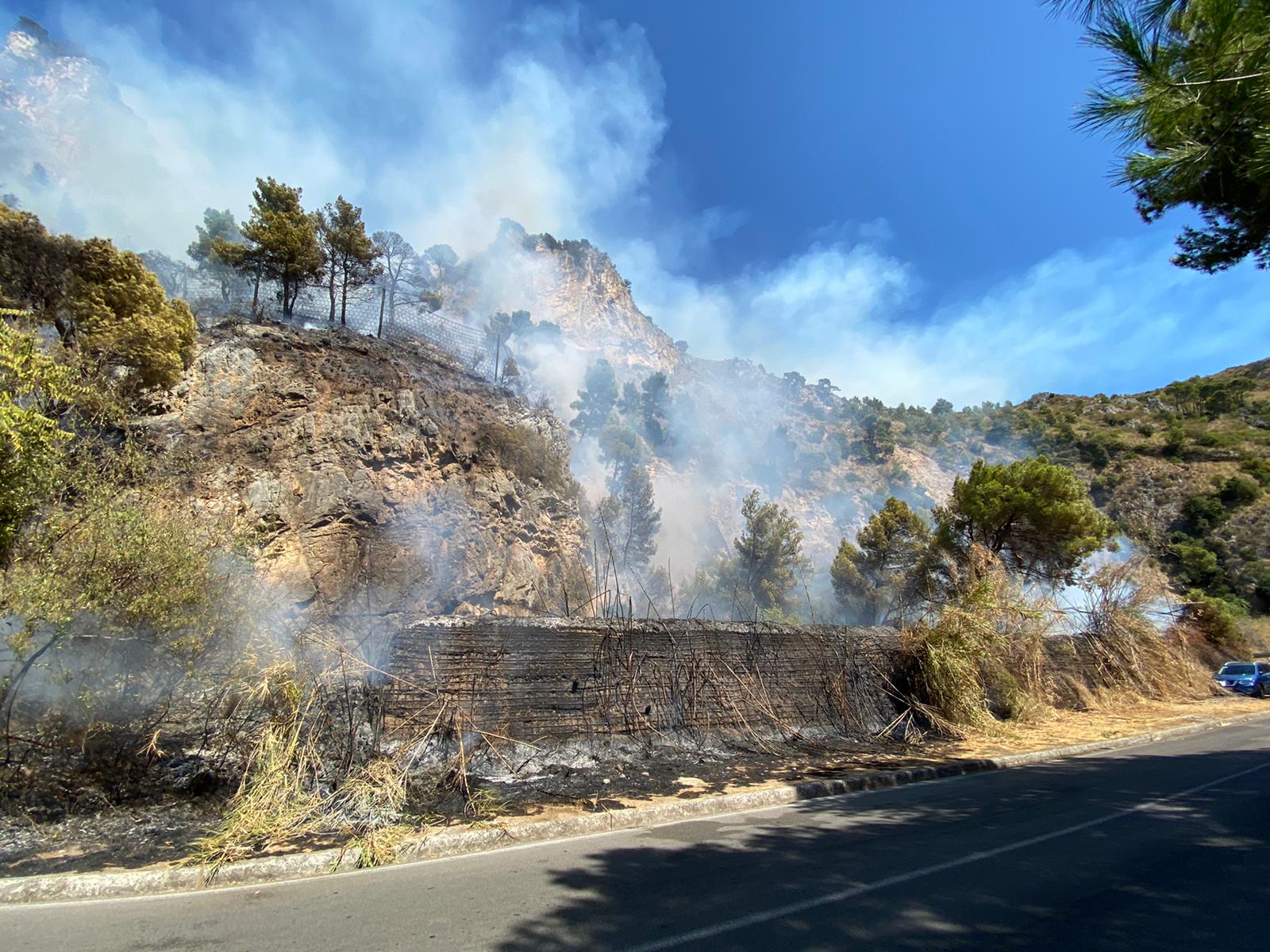 Inferno di fiamme a Camerota, turisti-pompieri: c’è rischio crollo massi