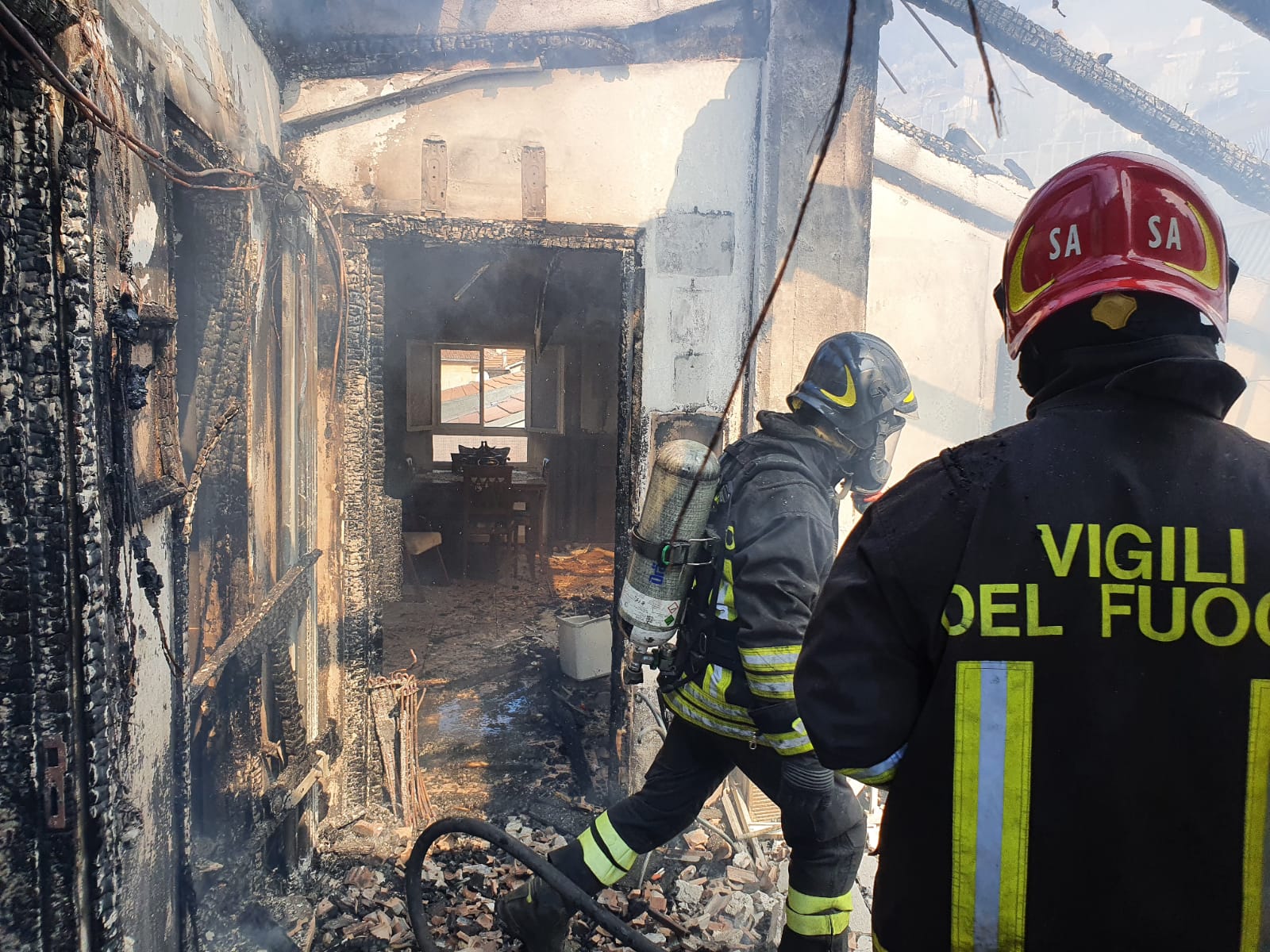Sala Consilina, mansarda distrutta dalle fiamme: un ferito