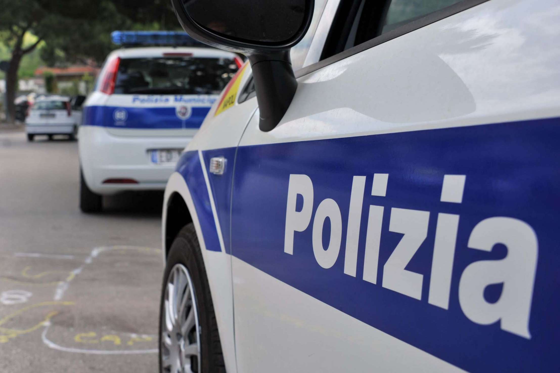 Teggiano, auto in canale: agente salva tre giovani