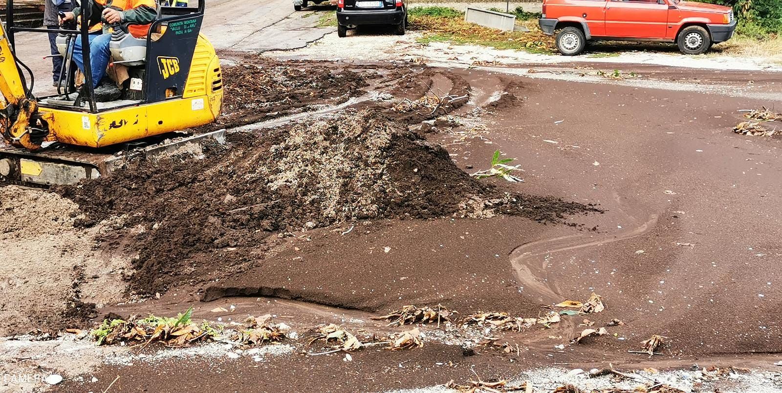 Fango e detriti invadono la strada a Teggiano, soccorsi sono a lavoro