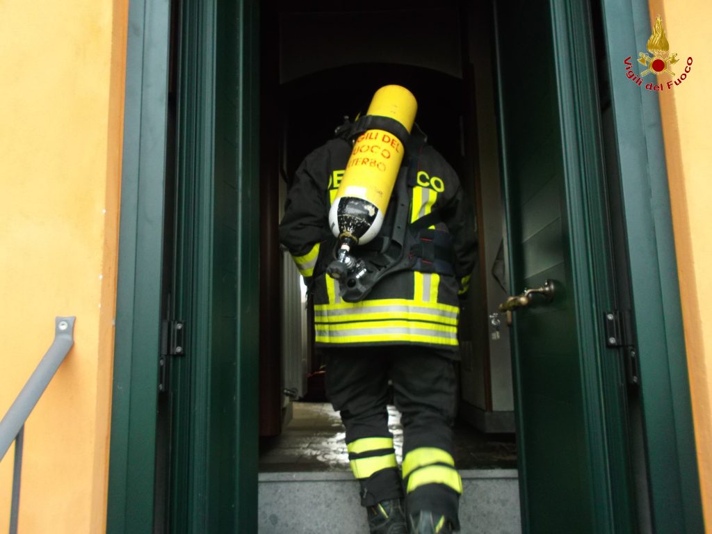 Agropoli, prima lo scoppio e poi le fiamme: paura per una famiglia