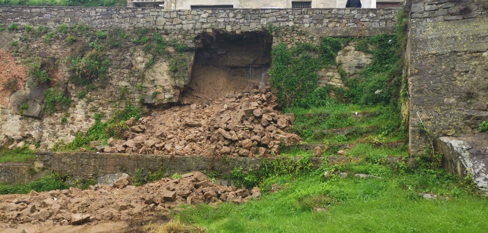 Paura a Gioi, crolla muro nel giardino del convento di San Francesco