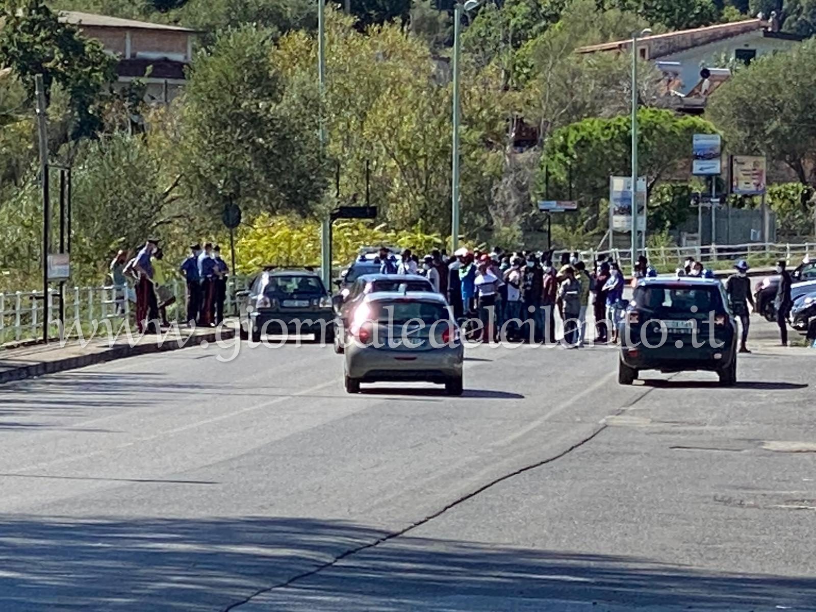 Palinuro, protesta tra i migranti: strada bloccata