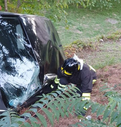 Auto finisce fuori strada a Monte San Giacomo, ferita una donna