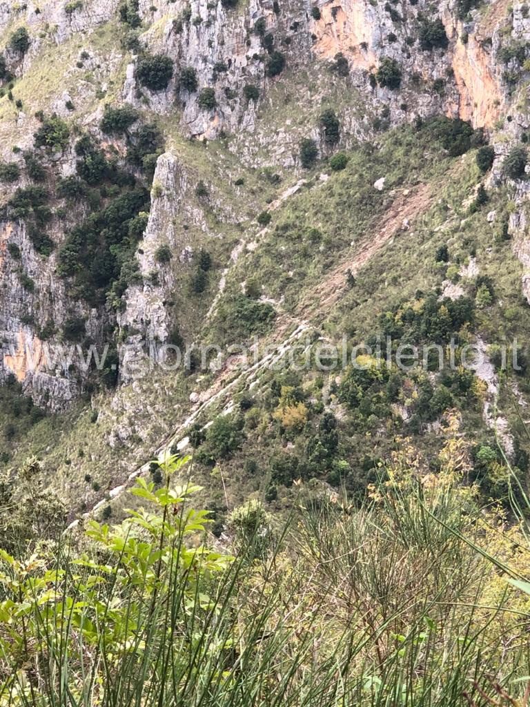 Basso Cilento, frana sfonda condotta sul torrente Bussentino