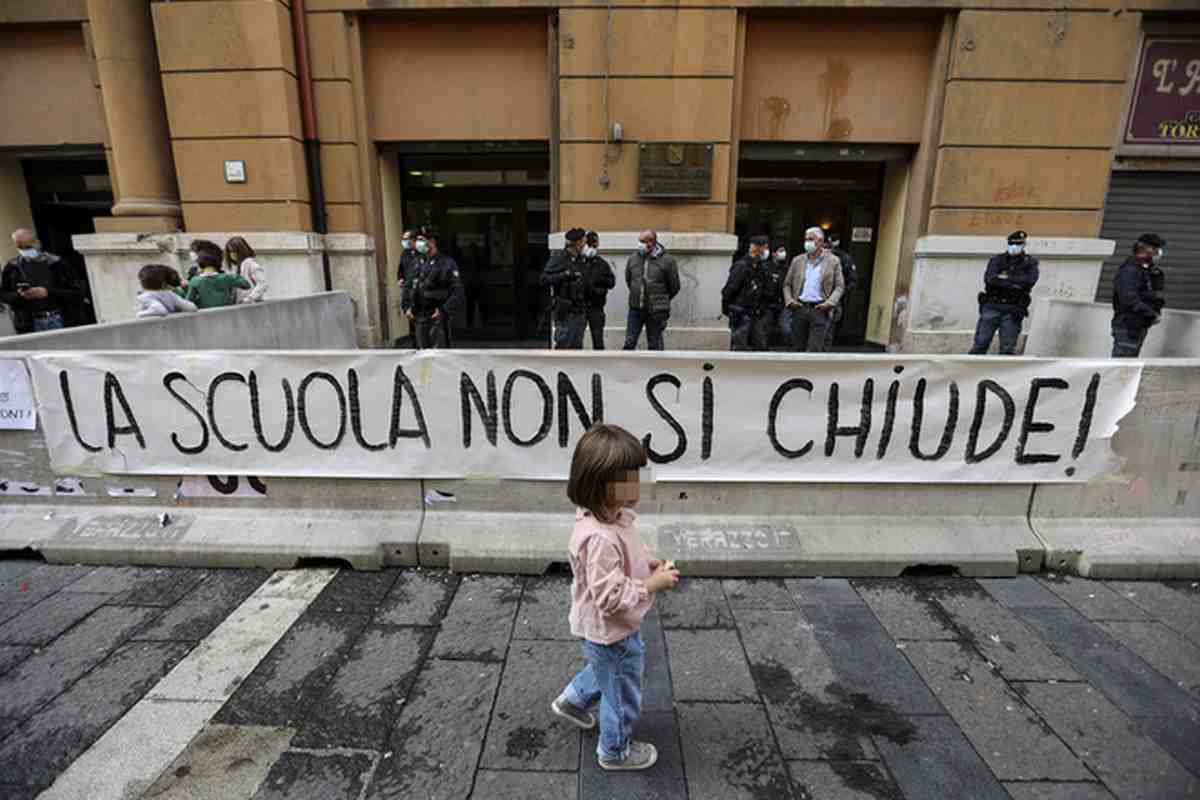 Campania, per i prossimi 10 giorni le scuole restano chiuse