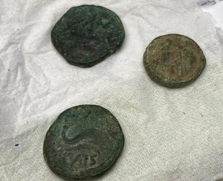 Sorpresa a Paestum, anonimo consegna 3 monete romane
