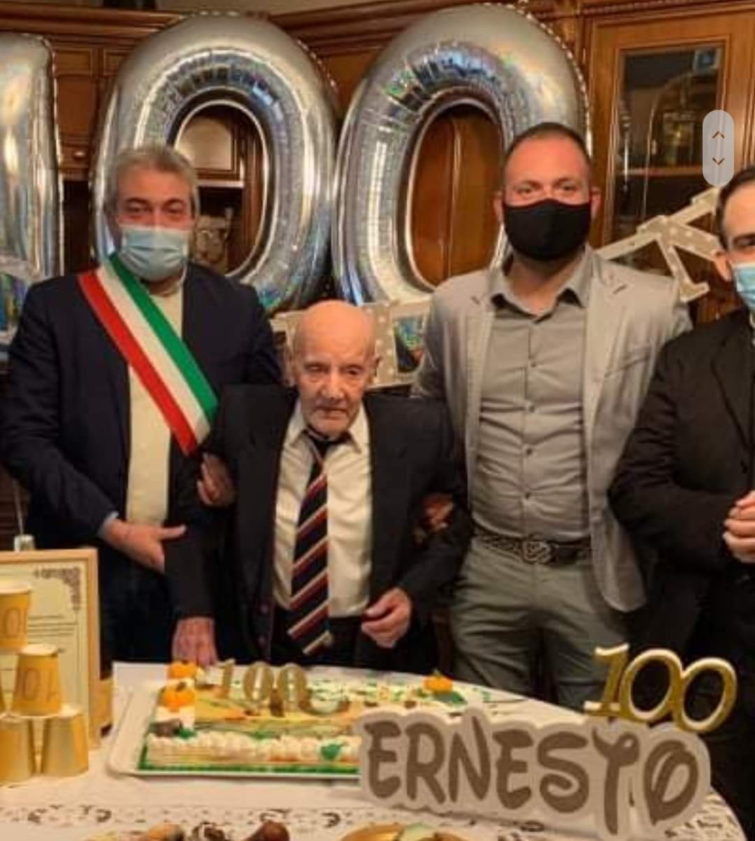 Nonno Ernesto compie 100 anni, virale il video in cui incoraggiava gli italiani