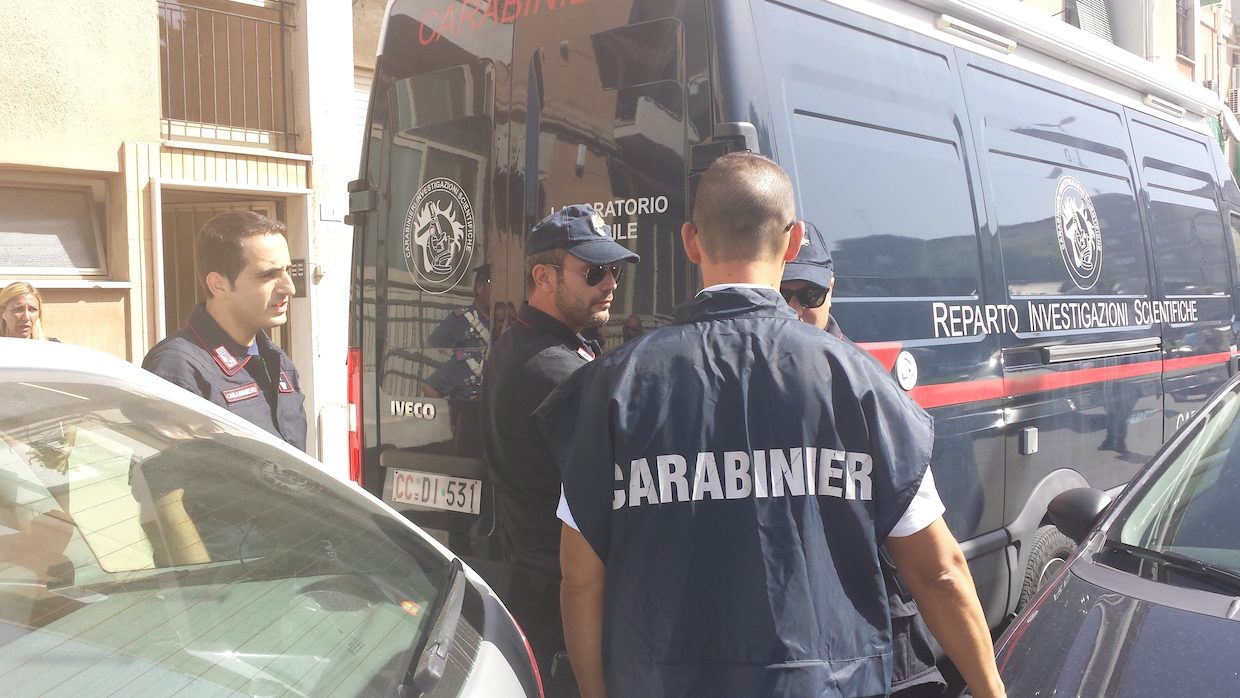 Coltelli ‘brillano’ nel cortile della scuola: la lite è partita dai social