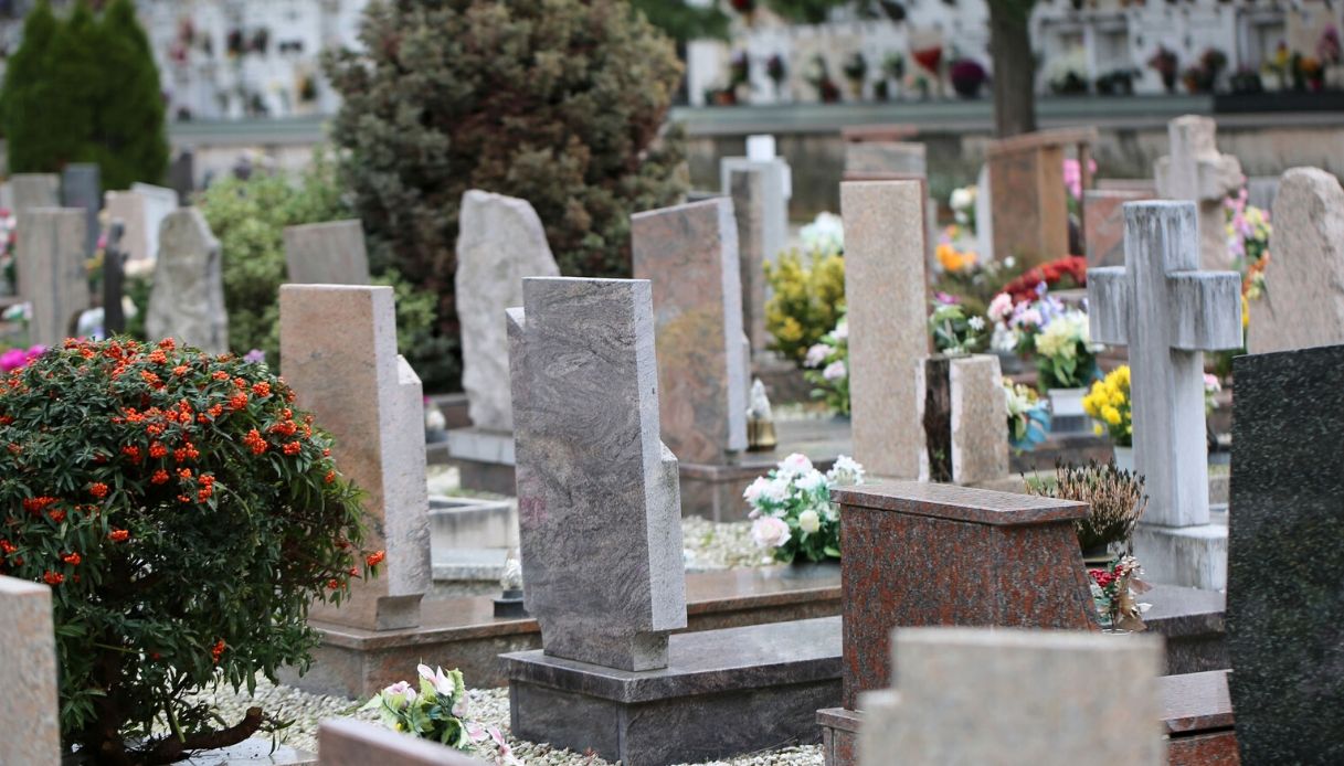 Campania, unità crisi raccomanda ai sindaci la chiusura dei cimiteri