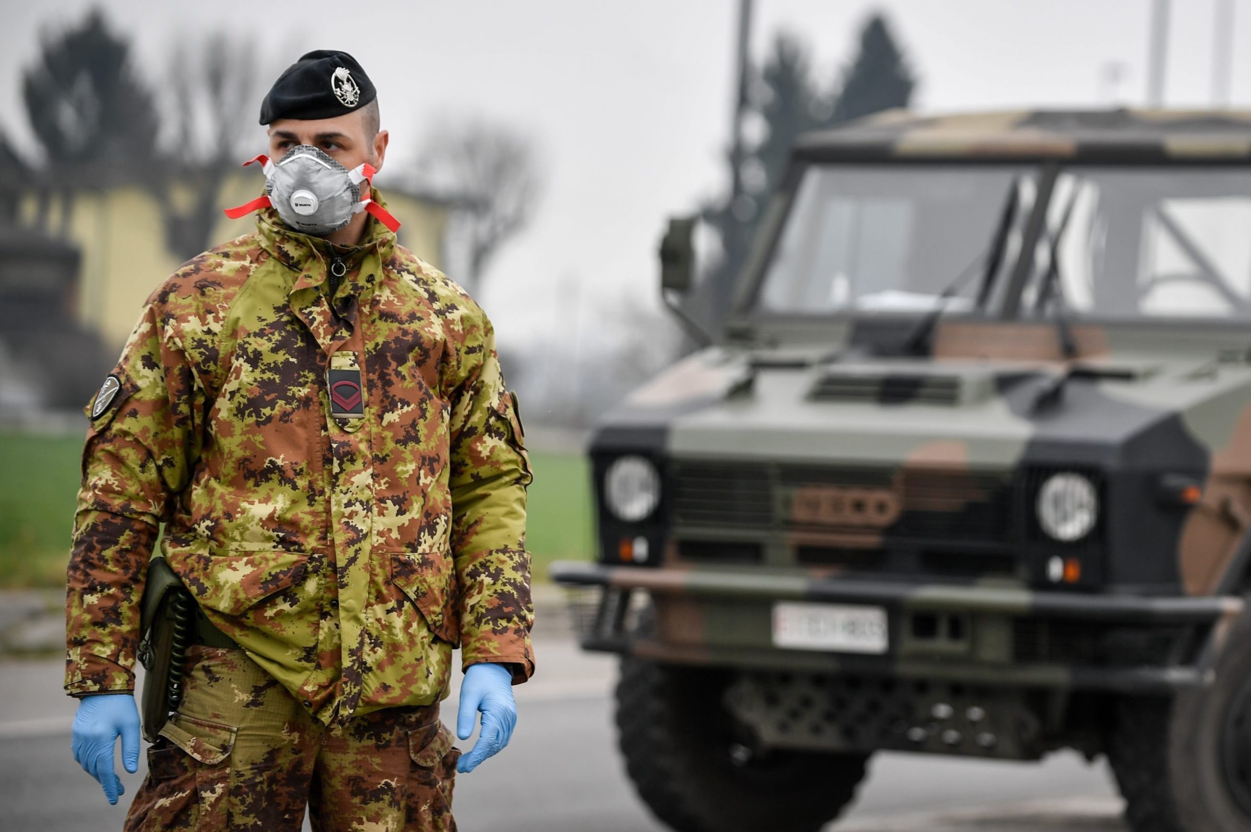 Contagi come aprile, in campo esercito e mini-lockdown